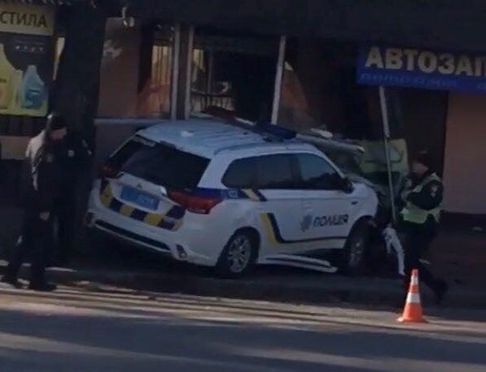 Под Киевом авто полиции врезалось в магазин