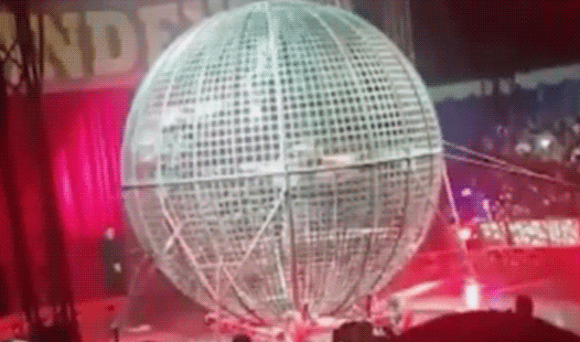 Не по сценарию. Зрители сняли ужасное столкновение цирковых мотоциклистов