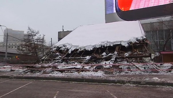 В Москве под тяжестью снега рухнул огромный навес над входом в институт