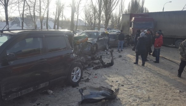 Дальнобойщик протаранил 16 автомобилей в Самаре | Машина протаранила заправку в Ростовской области. Видео