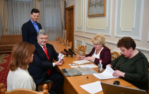 Дотянул до последнего дня: Порошенко подал документы в ЦИК