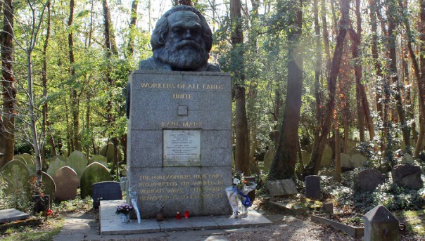 Надгробие Карла Маркса на лондонском кладбище раскрошили молотком