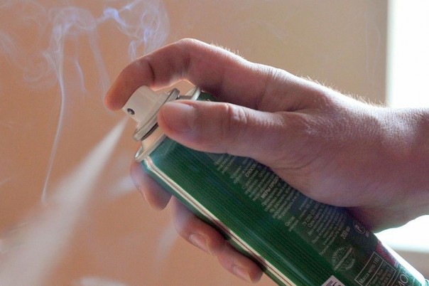 «Дверь вынесло в подъезд»: пожарные рассказали, как взорвавшийся освежитель воздуха чуть не убил девушку