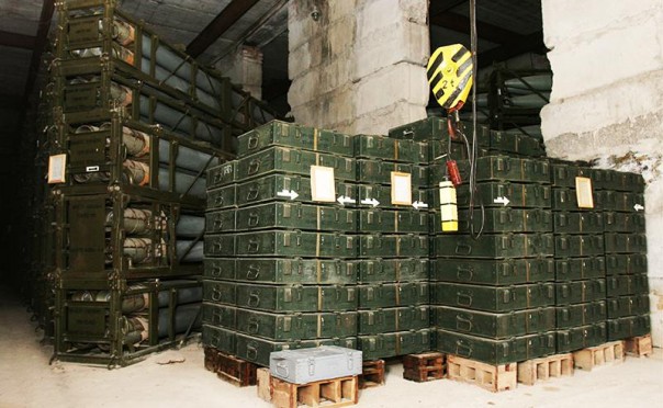 На Украине со склада украли подаренные американцами военные тепловизоры | В Хмельницкой области нашли три мешка с гранатами | В Киеве пьяный мужчина пытался продать гранаты