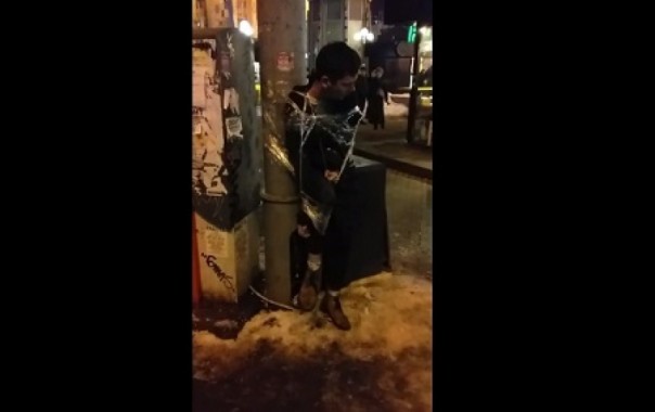 Самосуд в центре «цээуропа»: на Майдане под «Слава Украине» избивали привязанного к столбу парня