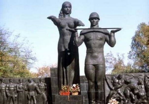 Во Львове снесли Монумент славы в честь советских воинов