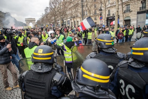 В Париже одному из протестующих оторвало руку