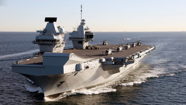 Новейший британский авианосец вернулся на базу из-за течи