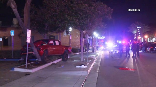 В Калифорнии водитель на пикапе протаранил группу пешеходов, есть пострадавшие