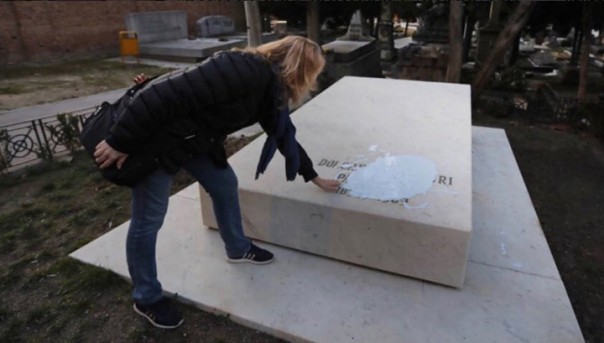 Вандалы осквернили могилу легендарной Долорес Ибаррури