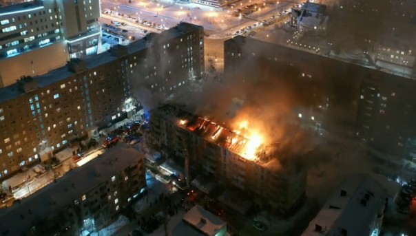 Масштабный пожар в жилом доме в Нижневартовске сняли на видео