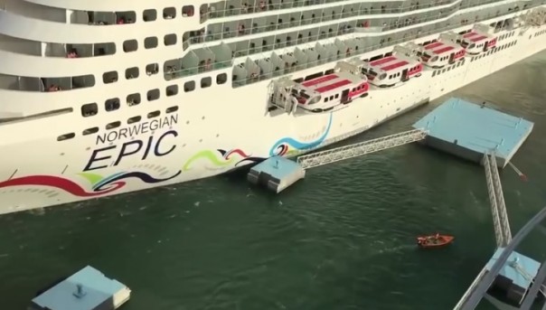 Момент столкновения круизного лайнера с пирсом попал на видео