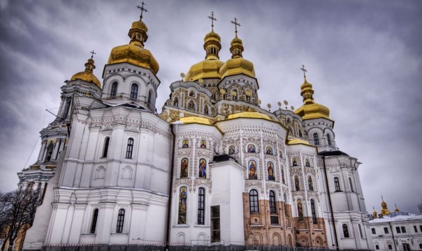 Для выселения монахов из лавры Киев мобилизует «патриотически настроенную общественность»