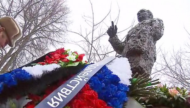 Памятник Виталию Чуркину открыли на родине его отца во Владимирской области