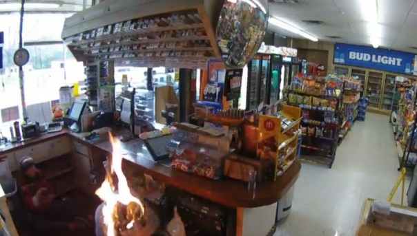 Преступник обмотал скотчем и поджег женщину во время ограбления заправки. Видео