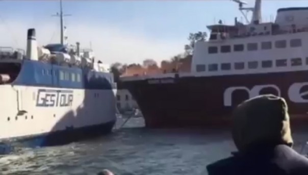 Два судна столкнулись в Италии из-за сильного ветра. Видео