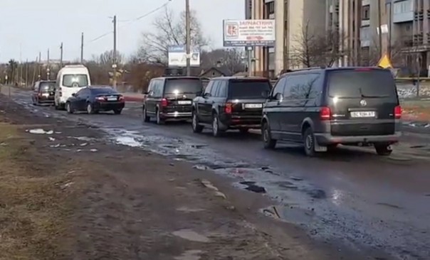 Кортеж Порошенко чуть не застрял посреди разбитой дороги под Львовом