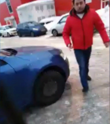 «Ты зачем к моей двери подходишь? Убью!»: ярославец избил сотрудницу суда из-за парковки