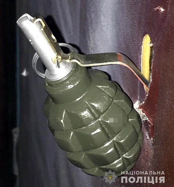В Запорожье взорвали банкомат | Под Киевом мужчина пытался бросить гранату в полицейских | К дверям квартиры киевлянина привязали муляж гранаты