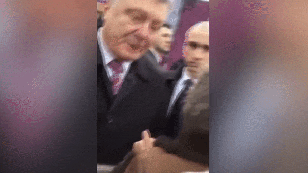 «Он просто озверел, стал сатаной»: Порошенко снова неадекватно отреагировал на вопрос и похлопал девушку по лицу