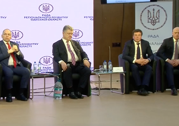 В Сети высмеяли снимок Порошенко с пятилитровой бутылью