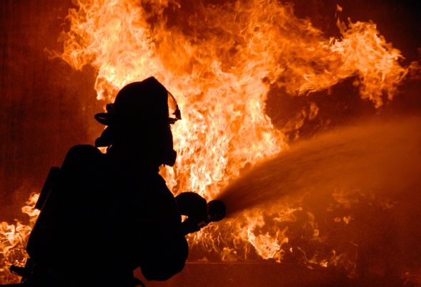 Пожары в районной администрации и отделении полиции произошли в Донецке и Горловке