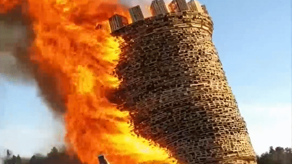 Отмечали Масленицу. В Никола-Ленивце сожгли 20-метровый арт-объект — видео