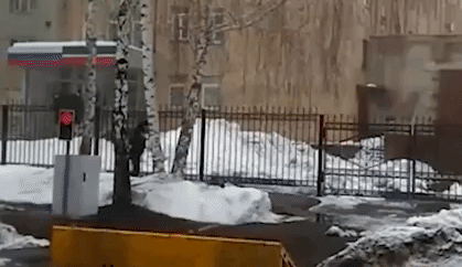 Вооружённый ножом напал на полицейского у здания УВД в Нижнекамске