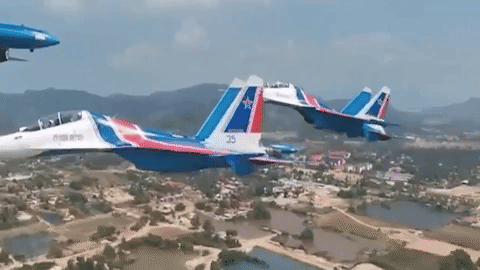 "Русские Витязи" показали пролёт в звене из кабины пилота