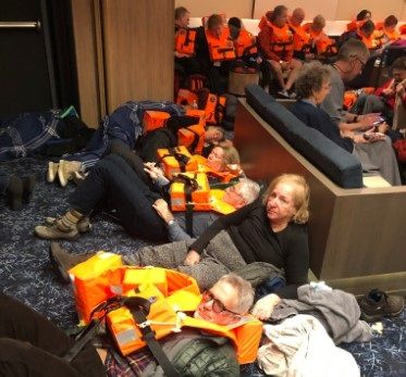 В Сеть попали видеокадры с аварийного лайнера Viking Sky