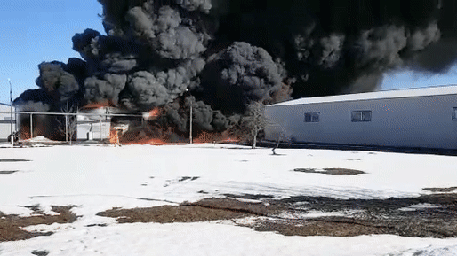 Ангар с горюче-смазочными материалами полыхает в Подмосковье