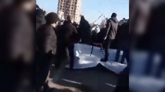 Провокаторы напали на сотрудников ОМОН после митинга в Магасе – видео