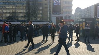 Под ЦИК Украины собралась группа неизвестных молодых людей