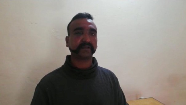 Воздушный бой: Пакистан отдал Индии пленного пилота