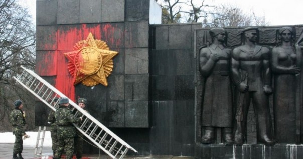 Смелая жительница Львова осудила снос Монумента Славы в эфире ТВ