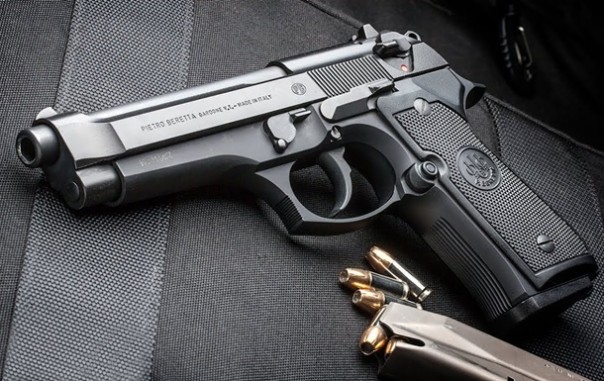 В банке Чернигова нашли застреленного охранника | В Киеве мужчина в форме полиции застрелил водителя | Киевлянин повесился в подъезде на Троещине