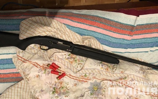 В Киевской области пьяный решил напугать соседа и случайно его застрелил | В Киеве пьяный полицейский едва не убил ножом коллегу