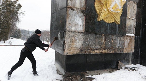 Создатель Монумента славы во Львове умер в день сноса своего творения