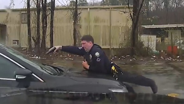 Полицейский расстрелял мужчину, решившего прокатить его на капоте угнанного авто. Видео