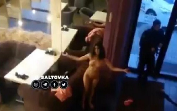 В Харькове девушка устроила стриптиз перед полицейскими приехавшими на вызов
