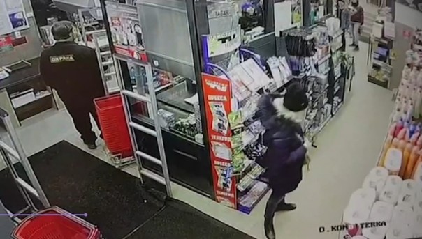 Момент обрушения пола в супермаркете в центре Петербурга попал на видео