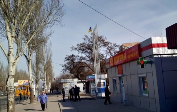 В укроСМРАДах пэрэмога: кто-то в Донецке поднял на флагштоке жовто-блакитную тряпку