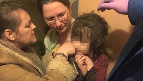 У спасенной из захламленной квартиры пятилетней девочки нашлись родственники