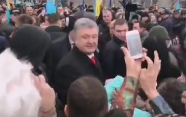 "Благодарю всех, кто защитил врага". Порошенко заговорился в Закарпатье, а его поблагодарили за бедность