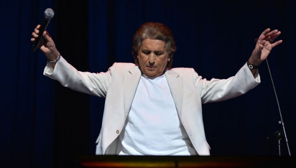 Певца Тото Кутуньо грозят не пустить на Украину