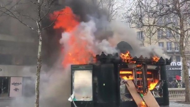 Президент Франции продолжает поиск выхода из политического кризиса в стране