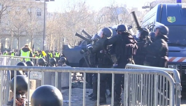 Франция: план борьбы с беспорядками и полицейские-мародеры