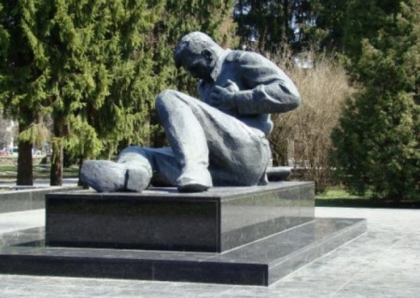 В Луцке осквернили Мемориал Славы