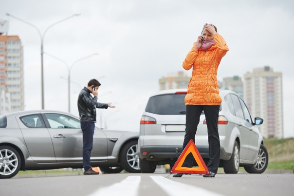 Суд решил, что выезжающие из двора на улицу водители не обязаны уступать дорогу всем