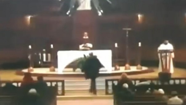 В Канаде произошло нападение с ножом на священника во время богослужения